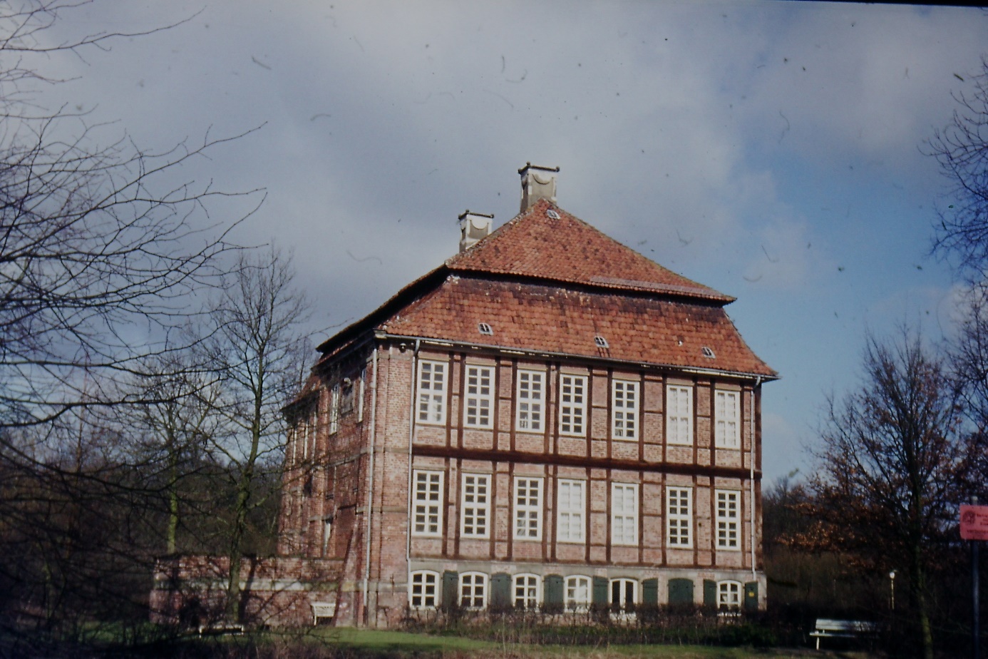Ein Bild, das draußen, Gebäude, Baum, Fenster enthält.

Automatisch generierte Beschreibung