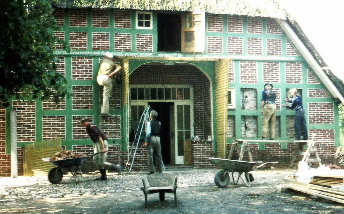 Ein Bild, das draußen, Gebäude, Haus, Gelände enthält.

Automatisch generierte Beschreibung
