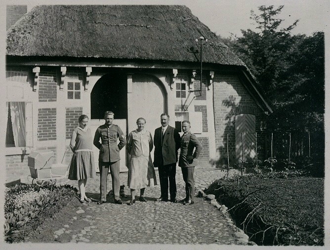 Ein Bild, das Gebäude, draußen, Haus, Kleidung enthält.

Automatisch generierte Beschreibung