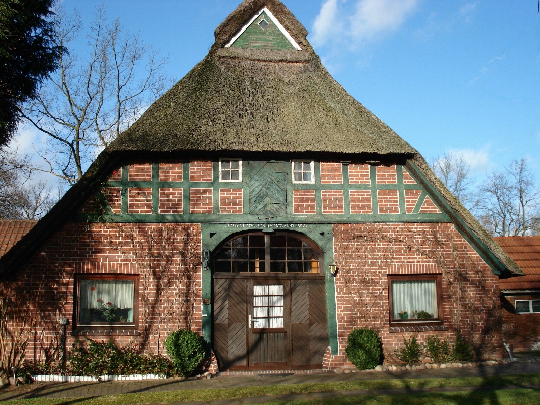 Ein Bild, das Gebäude, draußen, Himmel, Fenster enthält.

Automatisch generierte Beschreibung