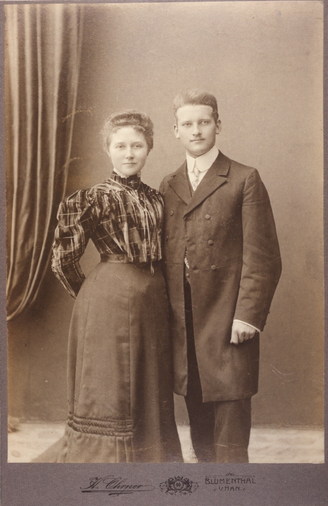 Ein Bild, das Person, Menschliches Gesicht, Retrostyle, Kleidung enthält.

Automatisch generierte Beschreibung
